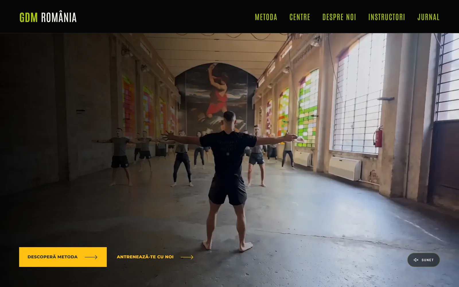 The site’s opening screen, with a group training under a flyover